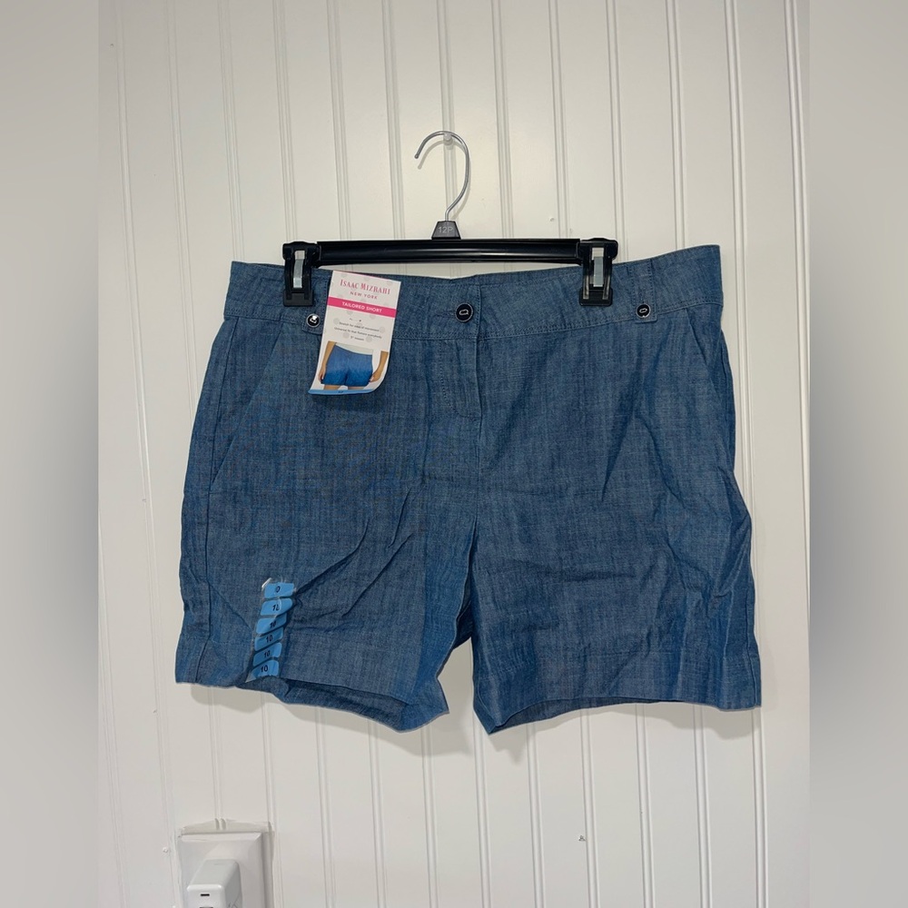Isaac Mizrahi size 10 light wash tailored fit shorts nwt